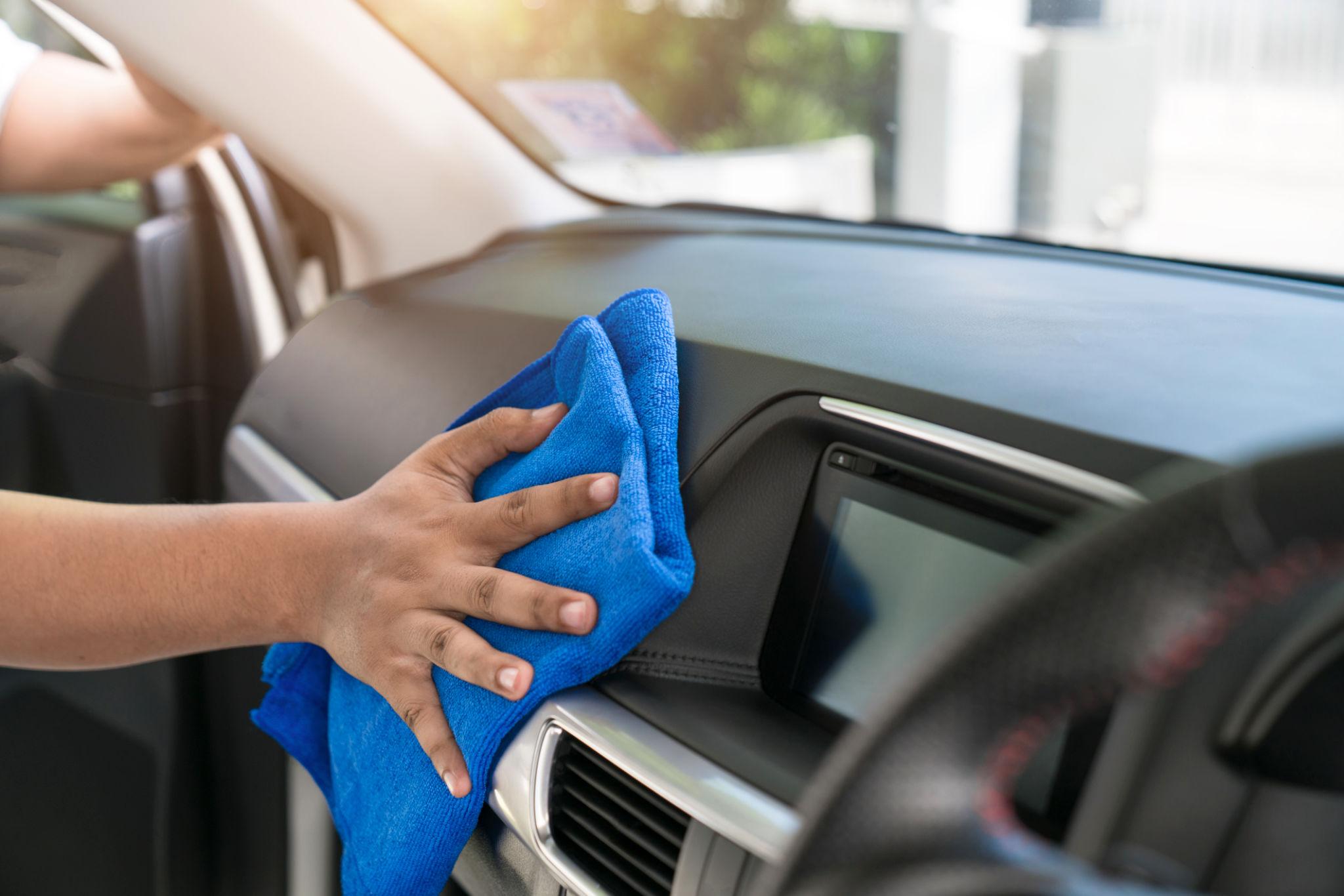 Cleaning car interior vents and crevices with ALLGUO cleaning gel